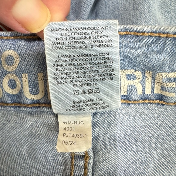 No Boundaries High Rise Flare Leg Light Wash Jeans - Picture 7 of 7